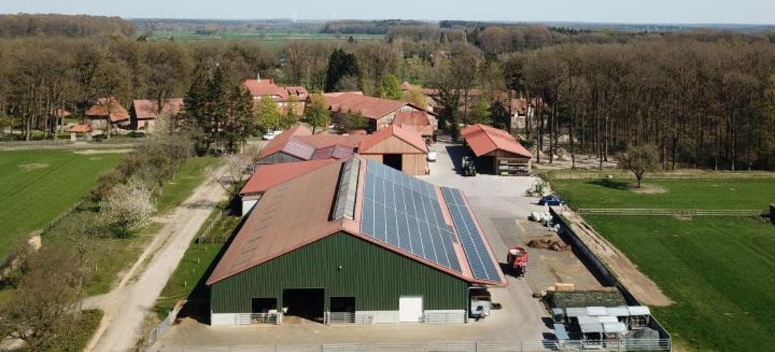 Der Gerkenhof in Kirchlinteln setzt auf Eigenversorgung mit PV und Windenergie. Foto: Laudeley