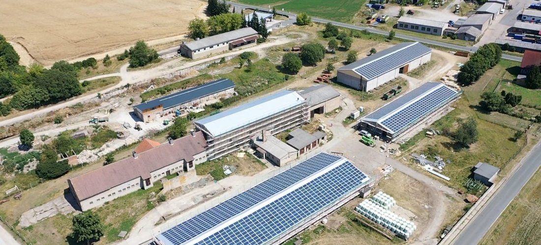 GreenRock Energy hat auf den Dachflächen dreier landwirtschaftlich genutzter Gebäude eines Bauernhofes in Remda, zwischen Jena und Weimar in Thüringen gelegen, eine PV-Anlage insgesamt rund zwei Megawatt PV-Leistung installiert. Foto: Delta