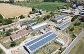 GreenRock Energy hat auf den Dachflächen dreier landwirtschaftlich genutzter Gebäude eines Bauernhofes in Remda, zwischen Jena und Weimar in Thüringen gelegen, eine PV-Anlage insgesamt rund zwei Megawatt PV-Leistung installiert. Foto: Delta