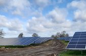 Die Solaranlage in Schönfeld in Perleberg besitzt 8500 Solarmodule und eine Solarleistung von 2,75 MW. (Foto: Energiequelle GmbH)