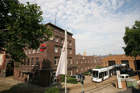 Auf dem Gebäude der BOGESTRA in Gelsenkirchen ist eine PV-Anlage angebracht worden (Foto: Bochum-Gelsenkirchener Straßenbahnen AG)