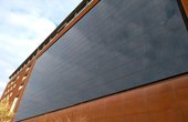 Blick auf die Photovoltaik-Fassade des Speicher7 in Mannheim (Foto: phovo.de)