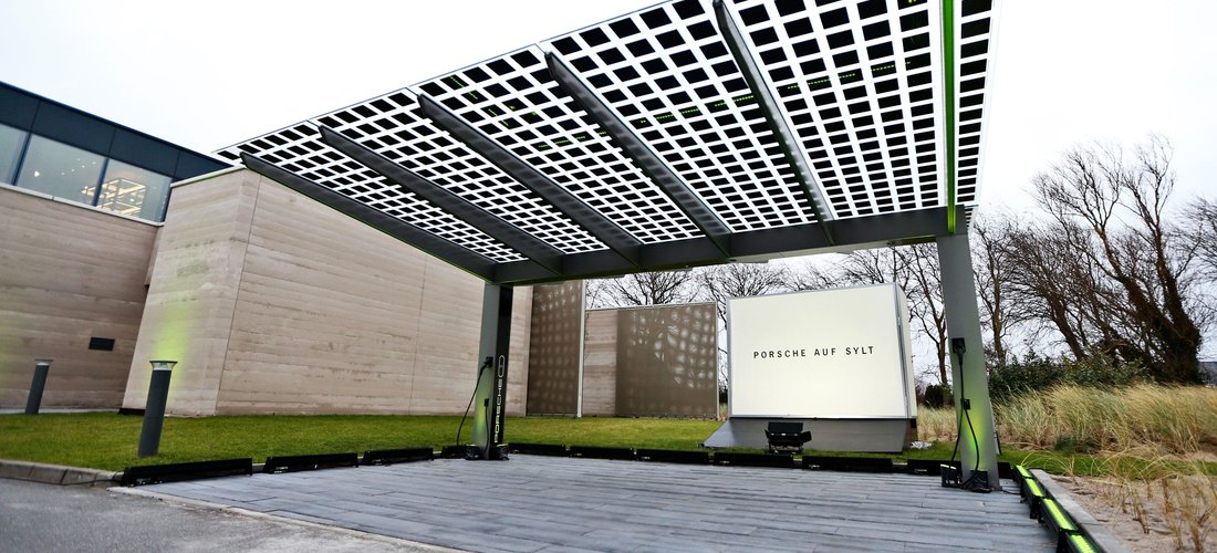 Solarzellen auf dem Carport in Sylt fangen die Sonnenstrahlen der Insel ein (Foto: Porsche AG)
