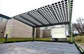 Solarzellen auf dem Carport in Sylt fangen die Sonnenstrahlen der Insel ein (Foto: Porsche AG)