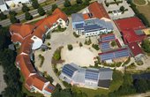Waldorfschule installiert Solarmodule (Foto: Naturstrom AG)