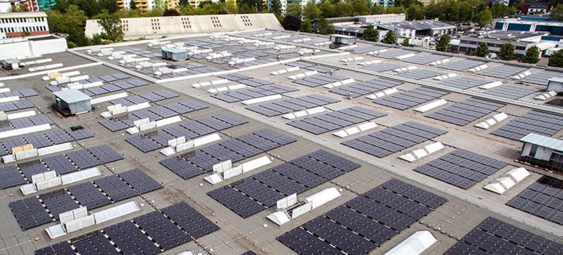 Das Hybridkraftwerk in Berlin-Marienfelde kombiniert Photovoltaik (PV) mit flexibler Kraft-Wärme-Kopplungstechnologie (KWK) und einer innovativen Batterielösung. Foto: BELECTRIC