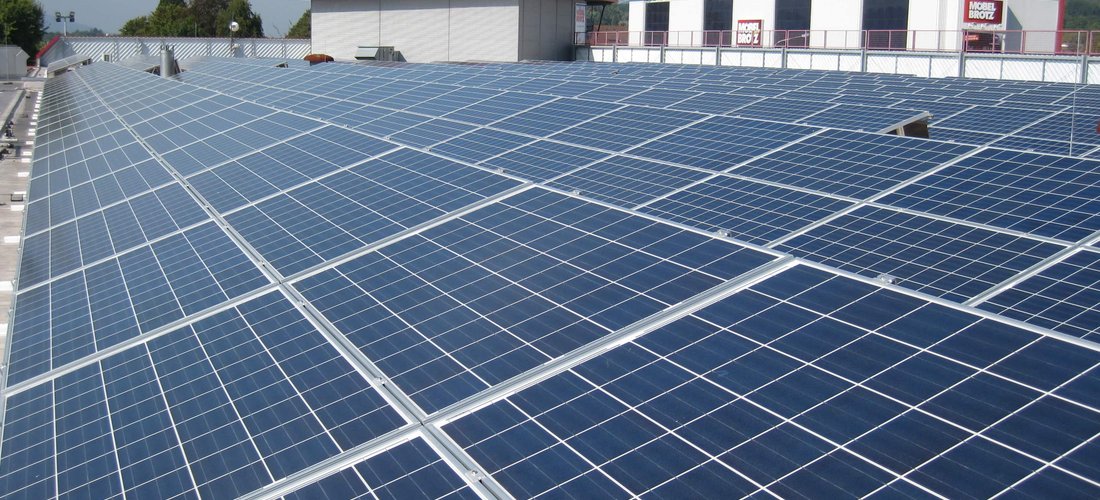 Solarstromanlage auf dem Möbelhaus Brotz (Foto: Gehrlicher Solar Business GmbH)