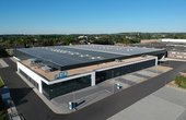 Der Produktionsstandort der e.GO Mobile AG in Aachen wird mit Strom aus einer 750 kWp leistungsstarken Dachanlage versorgt. (Foto: AVANTAG Energy s.à r.l. / IBC SOLAR AG)