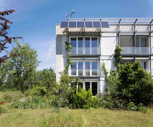 Das weltweit erste Passivhaus in Darmstadt-Kranichstein wurde 2015 um eine PV-Anlage ergänzt, die das Reihenhaus seither zum Passivhaus Plus machen. (Copyright © Peter Cook)