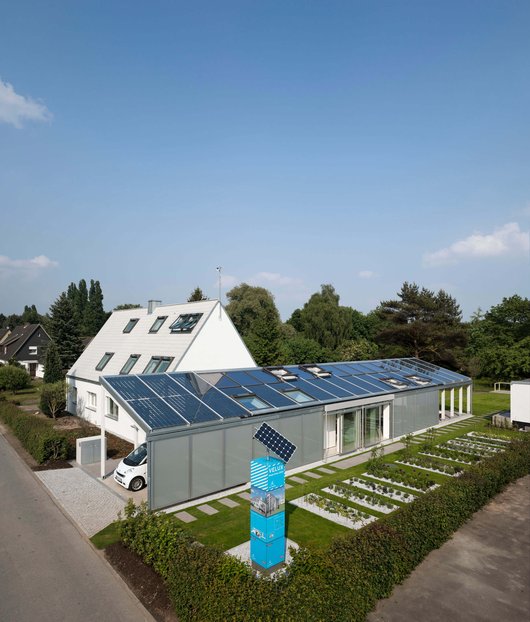 Solarenergie, Solarthermie und Photovoltaik ermöglichen ein nahezu CO2-neutrales Wohnen in dem Hamburger Siedlerhaus aus den 50er Jahren. (Bildquelle: VELUX / Adam Mørk)