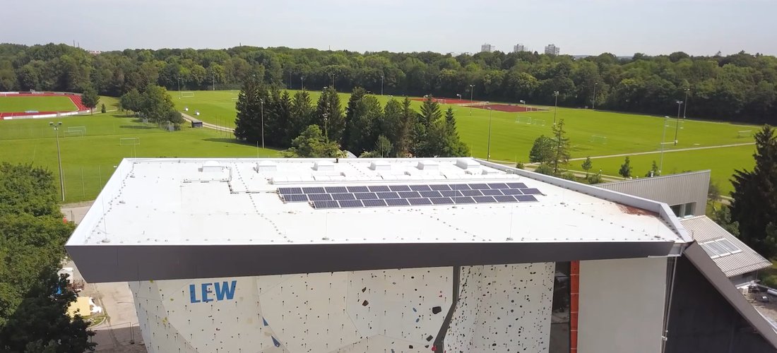 Hier sehen Sie die Solaranlage des Kletterzentrum in Augsburg (Foto: Timian Hopf/ LEW)