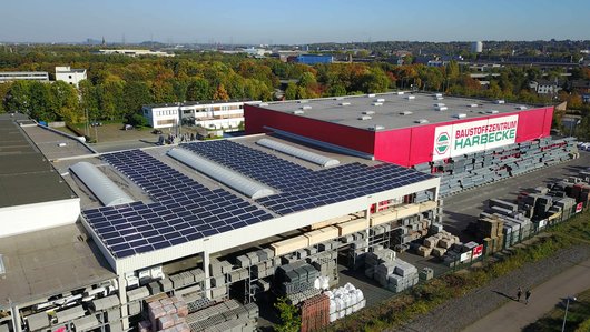 Hier sehen Sie die Solarmodule auf dem Baustoffzentrum Harbecke (Foto: Harbecke)