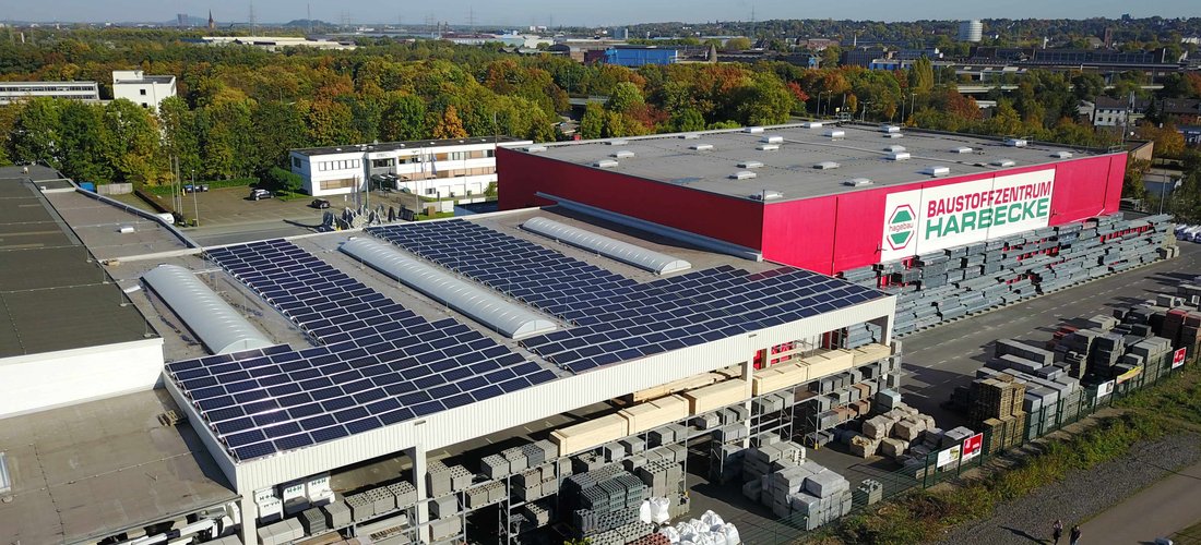Hier sehen Sie die Solarmodule auf dem Baustoffzentrum Harbecke (Foto: Harbecke)