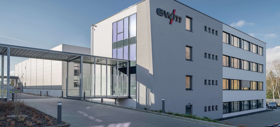 Auf dem neuen EWM-Bürogebäude in Mündersbach sorgt eine Photovoltaik-Anlage für grünen Ökostrom. (Foto: Rüdiger Mosler)