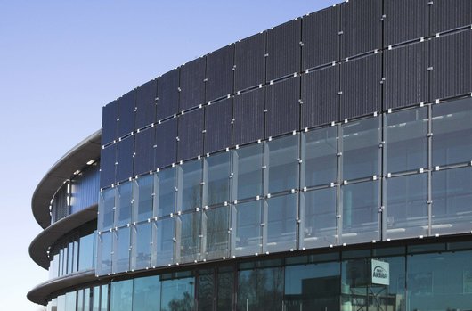 Die PV-Fassade der EWE-Arena in Oldenburg neigt sich stets der Sonne zu (Foto:© EWE AG)