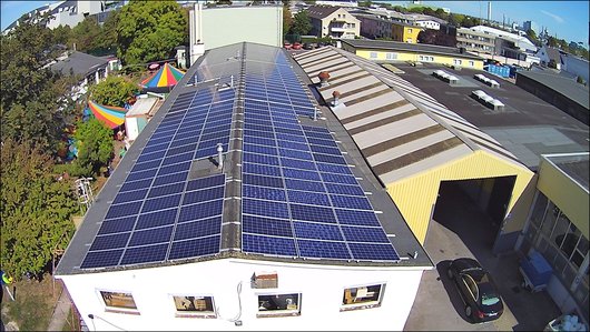 Hier sehen Sie die Solarmodule auf dem Dach in Köln (Foto: Emmaus Gemeinschaft Köln e.V.)