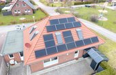 Luftaufnahme der Solaranlage auf dem Haus Vinke in Norden (Foto: © Powertrust GmbH)