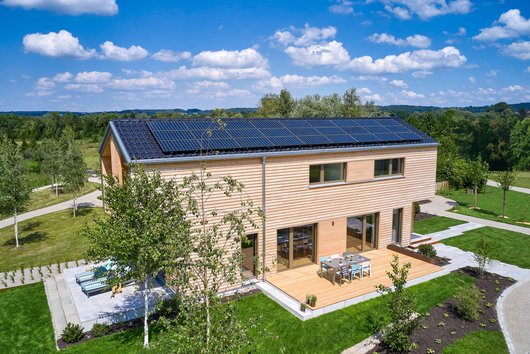 Eine Photovoltaik-Anlage versorgt das KfW-55-Musterhaus „Lichtblick“ in Erkheim mit eigenem Solarstrom. (Foto: Baufritz)
