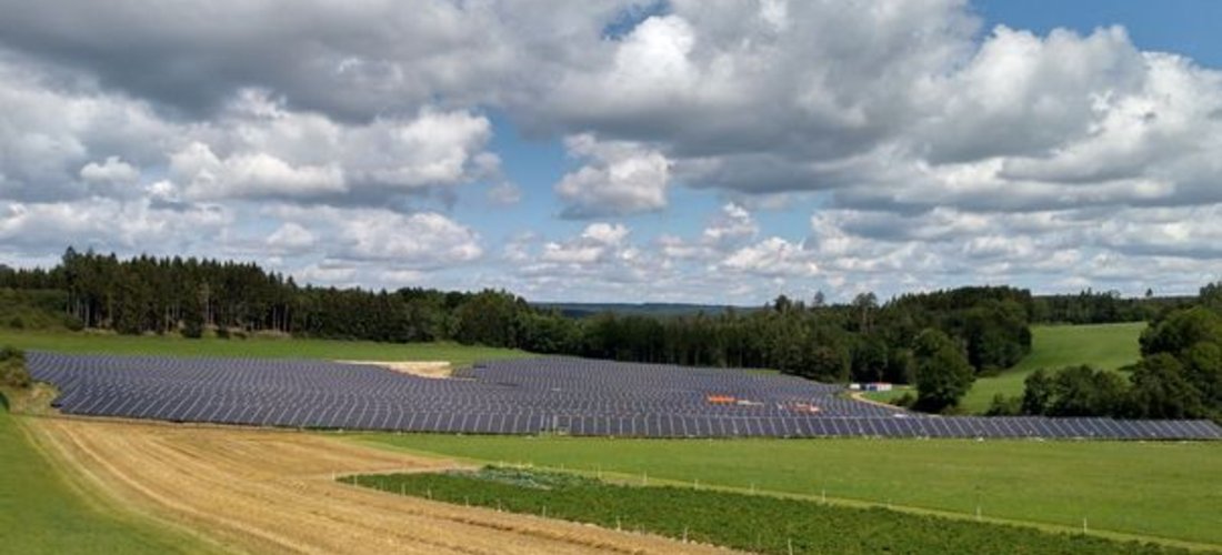 Über fünfeinhalb Millionen Kilowattstunden bei einer maximalen Leistung von bis zu fünf Megawatt sollen die etwa 13.400 kristallinen Solarmodule pro Jahr erzeugen. Foto: EnBW