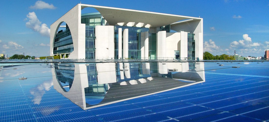 Solaranlage auf dem Bundeskanzleramt in Berlin (Foto-Copyright: BSW - Bundesverband Solarwirtschaft e.V. / Paul Langrock)