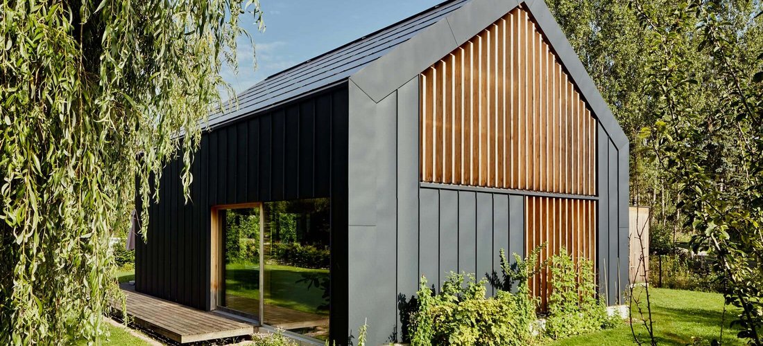 Das von Architekt Stefan Bannert entworfene Plusenergiehaus nutzt eine Indach-Solaranlage mit MegaSlate II-Modulen, die im schweizer Thun mit Co2-freiem Strom produziert werden. (Foto: Matthias Kestel, München)
