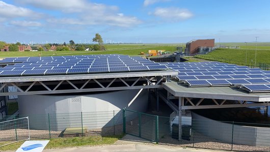 Bei einem Besuch der Seehundstation in Friedrichskoog hat man einen guten Blick auf die Photovoltaikanlagen (Foto: phovo.de) Bei einem Besuch der Seehundstation in Friedrichskoog hat man einen guten Blick auf die Photovoltaikanlagen (Foto: phovo.de)
