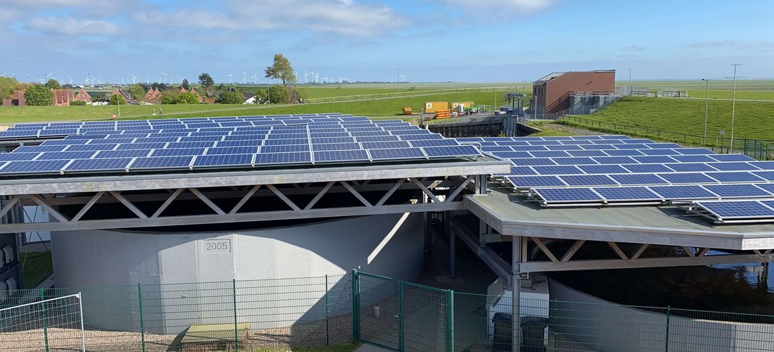 Bei einem Besuch der Seehundstation in Friedrichskoog hat man einen guten Blick auf die Photovoltaikanlagen (Foto: phovo.de)