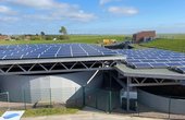Bei einem Besuch der Seehundstation in Friedrichskoog hat man einen guten Blick auf die Photovoltaikanlagen (Foto: phovo.de)