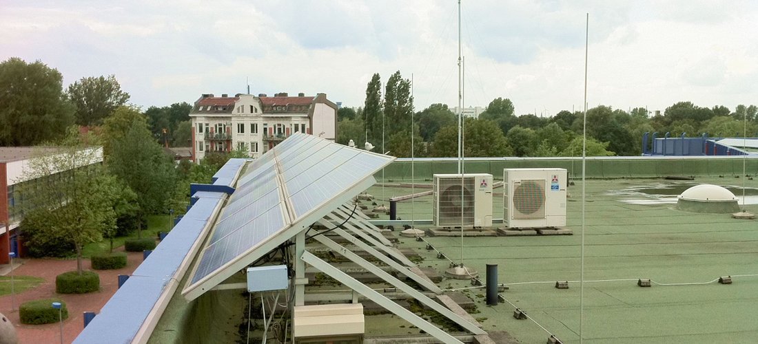 Hier sehen Sie die PV-Module auf dem Dach des technischen Gymnasiums (Foto: C. Kasiske)