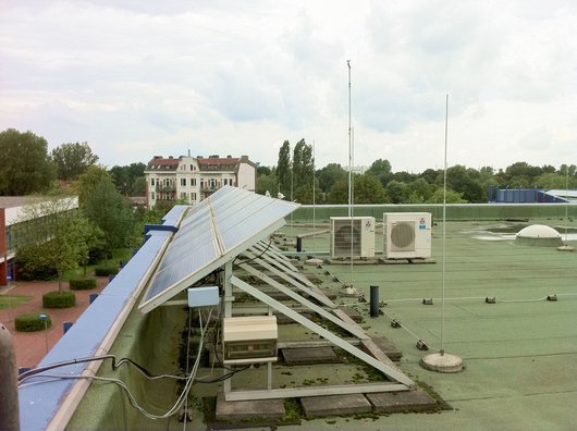 Hier sehen Sie die PV-Module auf dem Dach des technischen Gymnasiums (Foto: C. Kasiske)