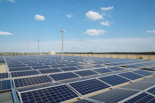 Eine 500 Kilowatt Dach-PV-Anlage auf dem Parkhaus von HANWHA Q Cells versorgt das Forschungszentrum, Produktion und Verwaltungsgebäude in Thalheim mit Photovoltaik-Strom. (Foto: Hanwha Q CELLS)