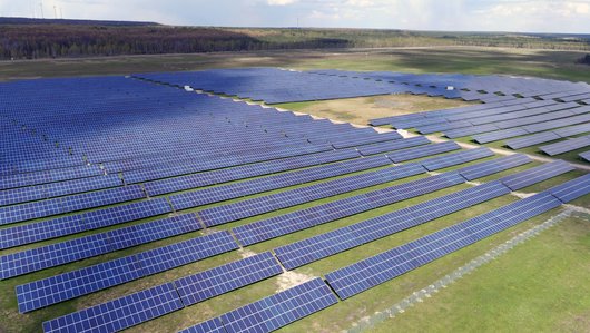 Der Solarpark in Schipkau besteht aus 32.160 PV-Modulen (Foto: Trianel/Günther Goldstein)
