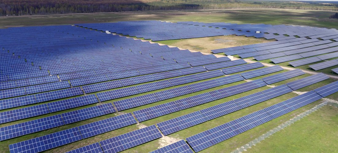 Der Solarpark in Schipkau besteht aus 32.160 PV-Modulen (Foto: Trianel/Günther Goldstein)