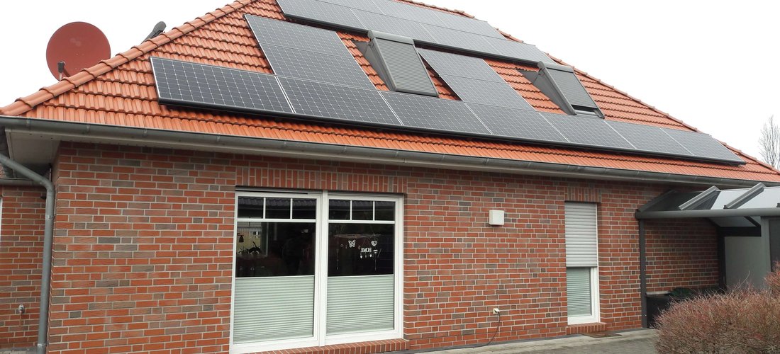 Haus Vinke in Norden mit neuer Photovoltaikanlage 2021 (Foto: © Uwe Vinke)