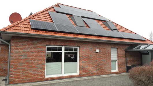 Haus Vinke in Norden mit neuer Photovoltaikanlage 2021 (Foto: © Uwe Vinke) Haus Vinke in Norden mit neuer Photovoltaikanlage 2021 (Foto: © Uwe Vinke)