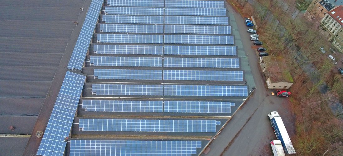 Photovoltaik-Module auf dem Dach der Firmenhalle in Weida (Bildrechte: WI Energy GmbH)