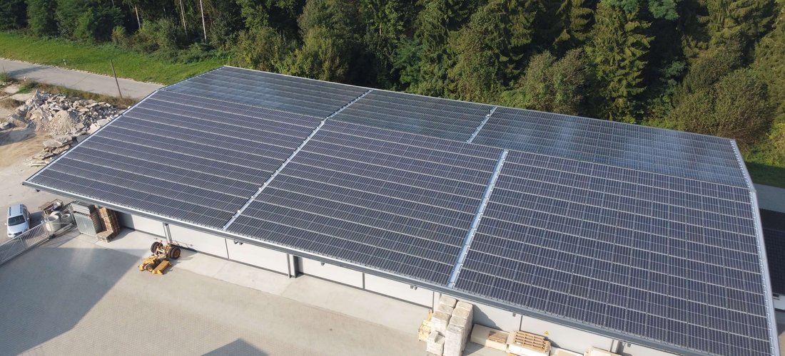 Vollflächige Nutzung zur Solarstromproduktion: Das Dach der Produktionshalle der Wartner Holzbau GmbH & Co. KG in Bogen (Quelle: Hanwha Q CELLS GmbH)