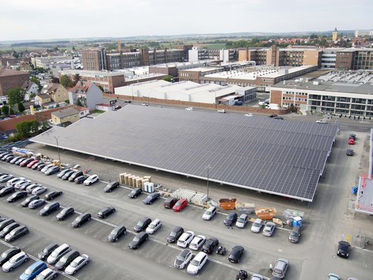 Eine 2,5 MW Photovoltaik-Anlage dient als Solar-Carport bei ZF in Schweinfurt. (Foto: ZF)