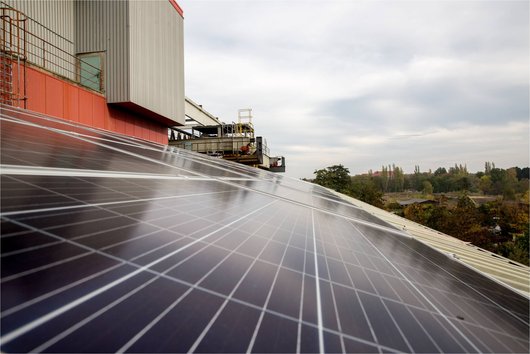 Schlüsselfertige Solaranlage auf Betriebshof in Berlin-Neukölln (Foto: BSR/ Petra Lang)