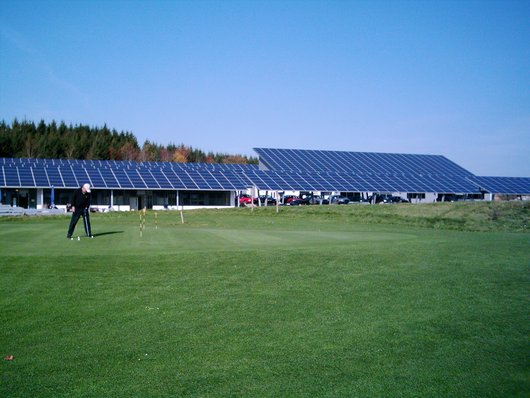 Solarmodule auf dem Golfplatz in Bad Saulgaul (Foto: AZUR Solar GmbH)