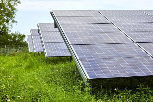 Den Solarstrom der Photovoltaikanlage entlang der Bundesstraße  463 bei Winterlingen wird zukünftig auch den Betrieben im interkommunalen Gewerbegebiet in Straßberg angeboten. (Foto: Erdgas Südwest GmbH)