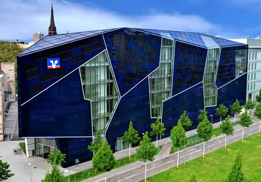 Hier sehen Sie die PV-Fassade am Hauptgebäude der Volksbank Karlsruhe (Foto: Volksbank Karlsruhe eG)