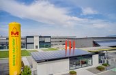 Eine Solaranlage versorgt die CO2-neutrale Green Factory der Alois Müller Gruppe in Ungerhausen (Landkreis Unterallgäu) (Foto: Ingo Jensen/Alois Müller)