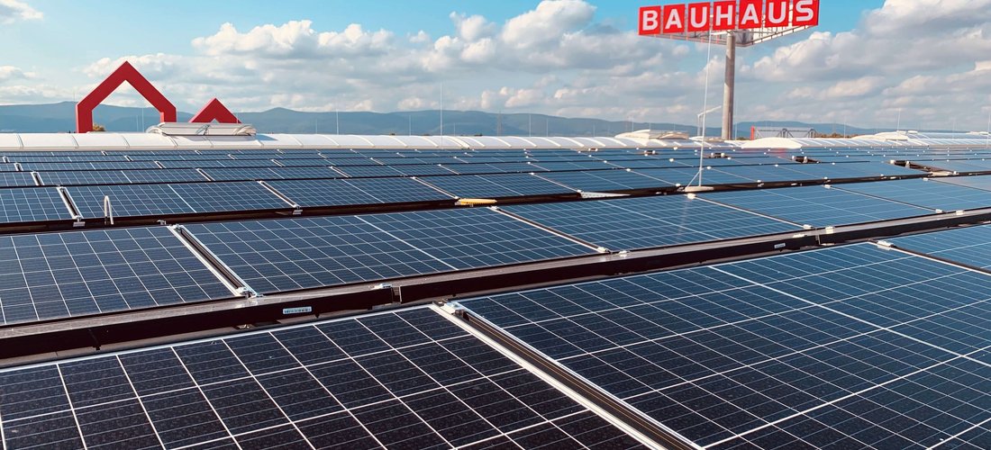Blick auf die Photovoltaik-Anlage auf dem Dach des BAUHAUS Fachcentrums in Haßloch (Quelle: BAUHAUS AG)