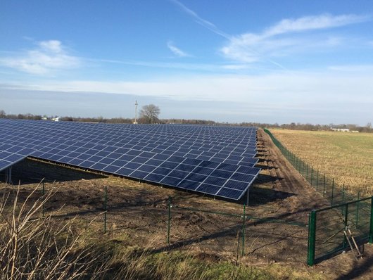 Hier sehen sie die PV-Anlagen des Solarparks in Oeversee (Foto: IBC Solar)