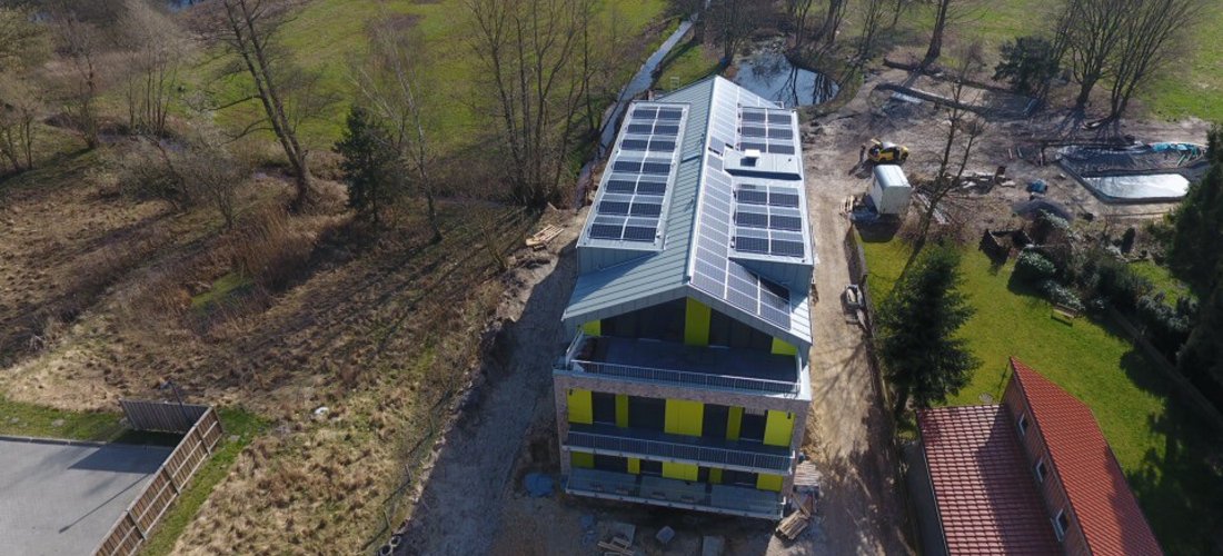 Photovoltaikmodule auf dem Plus-Effizienzhaus in Rotenburg erzeugen Strom (Foto: powertrust GmbH)