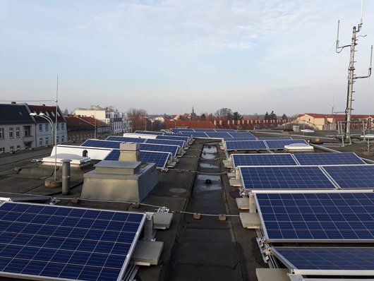 PV-Anlage dem Dach der Polizeiwache in Berlin-Weißensee (Foto: Energiegewinner eG)