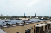Mitte April 2017 hatte NATURSTROM auf dem Dach des modernen Neubaus die Photovoltaikanlage installiert. Foto: NATURSTROM 