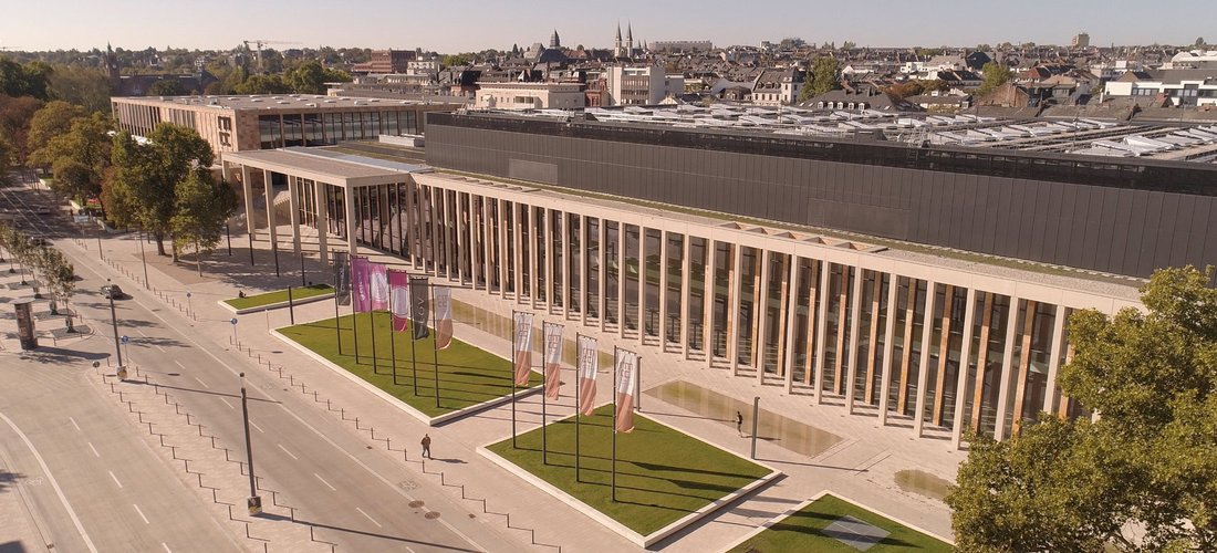 Hier sehen Sie die Solarmodule auf dem RheinMain CongressCenter in Wiesbaden (Foto: Sven Fleck)
