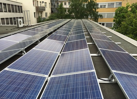Hier sehen Sie die Solarmodule auf dem Dach der IT-Firma in Nürnberg (Foto: iKratos Solar und Energietechnik GmbH)